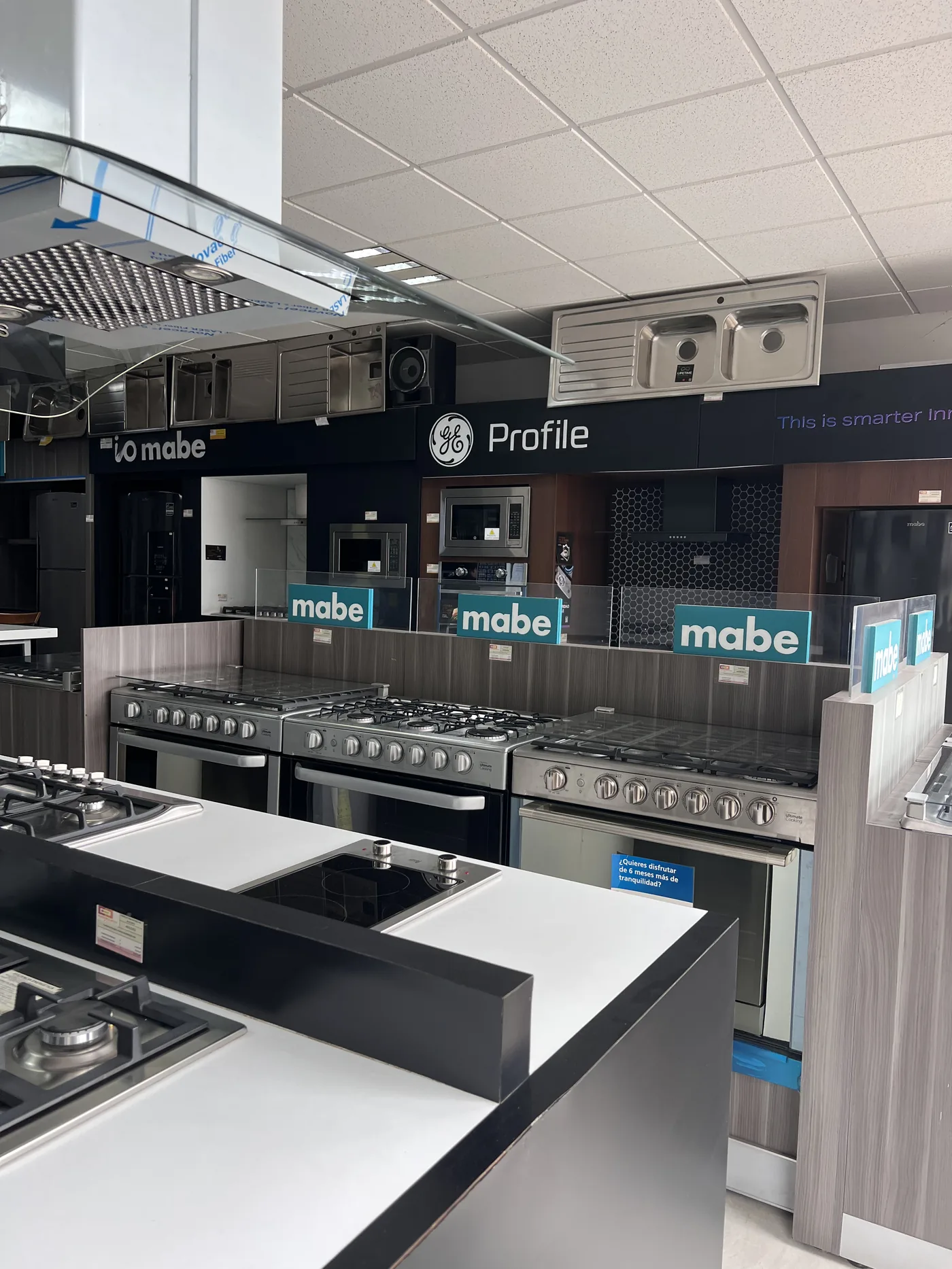 Showroom de Integrales del Centro con estufas, hornos, campanas y otros electrodomésticos en exhibición