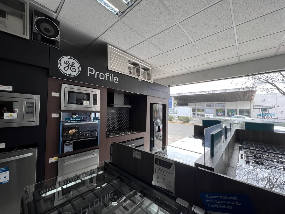 Sección GE Profile con hornos empotrables, refrigerador y cooktops